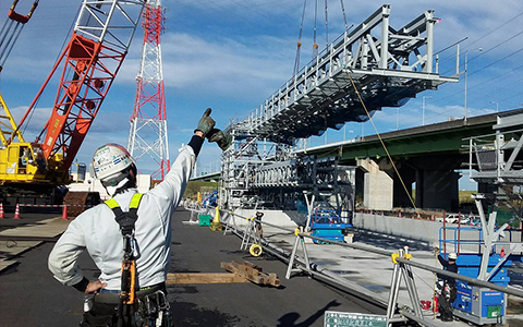 職人への配慮を心掛け足場の組み立てを行います。